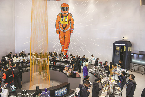 在二〇二三成都世界科幻大會(huì)主題展覽上，觀眾在挑選科幻IP周邊產(chǎn)品。新華社記者 唐文豪 攝 