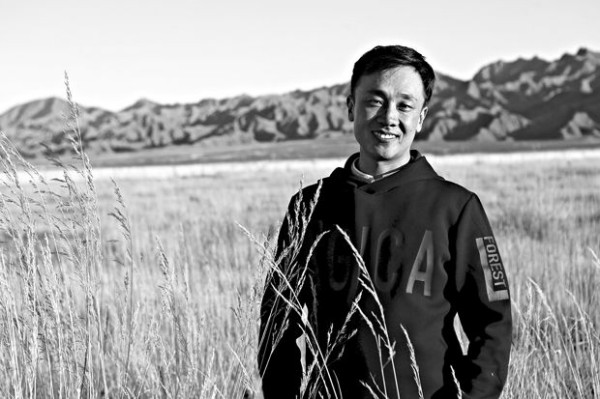 索南才讓，蒙古族，1985年出生于青海。在《收獲》《十月》《花城》《山花》《民族文學(xué)》《作品》《青年作家》等雜志發(fā)表作品，主要作品有《荒原上》《巡山隊》《找信號》《哈桑的島嶼》。作品曾入選2020《收獲》文學(xué)排行榜，《小說選刊》《中華文學(xué)選刊》《小說月報》等選刊以及《2020青春文學(xué)》《2021中國短篇小說20家》《2021中國微型小說年選》《2022中篇小說年選》《收獲中篇小說五年選》等多種年度選本。曾獲鐘山之星文學(xué)獎年度佳作獎、華語青年作家獎、青稞文學(xué)獎、紅豆文學(xué)獎、青海省青年文學(xué)獎、青海省“德藝雙馨”文藝工作者稱號、青銅葵花兒童文學(xué)獎、陳伯吹國際兒童文學(xué)獎等各種獎項。2022年，獲得第八屆魯迅文學(xué)獎。