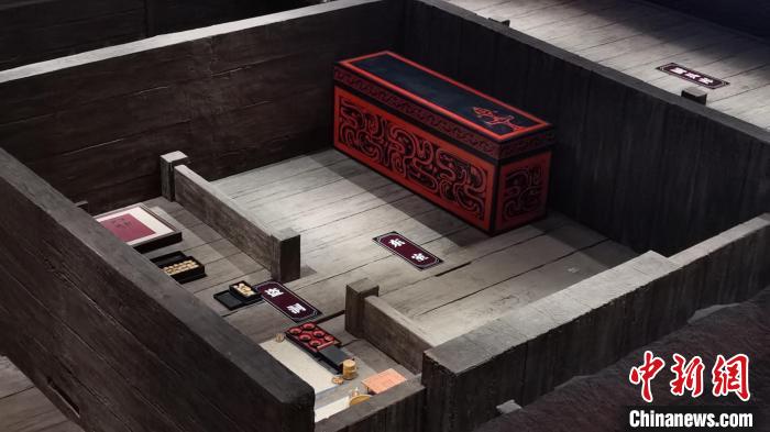 圖為圖為劉賀主墓墓室內(nèi)的復(fù)原展示場景。劉占昆 攝