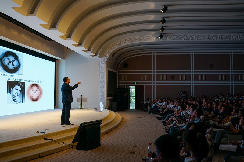 圖4：神采飛揚的鐘揚在復(fù)旦大學給學生上課