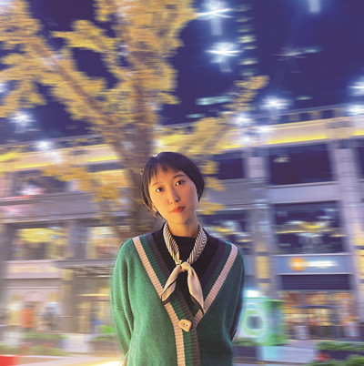 顧拜妮，生于一九九四年，中國人民大學(xué)碩士研究生在讀。十四歲開始發(fā)表小說，著有小說集《我一生的風(fēng)景》。曾從事寫作教師、圖書策劃等工作，二〇一八年起在《山西文學(xué)》策劃并主持新銳欄目“步履”。