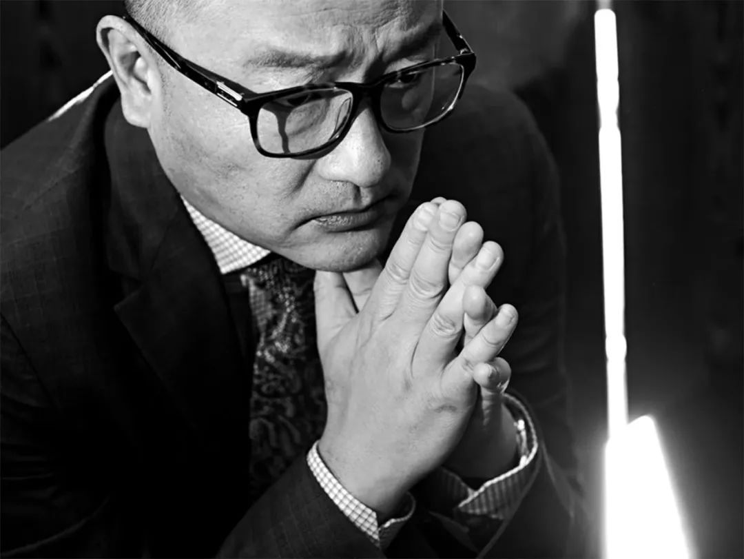 王小帥，中國獨立電影先鋒導(dǎo)演、編劇，畢業(yè)于北京電影學(xué)院導(dǎo)演系?！肚嗉t》《左右》《地久天長》《闖入者》等代表作在戛納、柏林、威尼斯等國際影展屢獲殊榮，是最具國際影響力的中國導(dǎo)演之一。曾獲柏林電影節(jié)最佳編劇獎，著有散文書信集《薄薄的故鄉(xiāng)》。