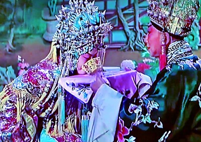 京劇《貴妃醉酒》中楊貴妃（梅蘭芳飾）用嘴銜酒杯。