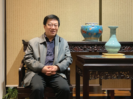 張平，生于西安。歷任山西省作家協(xié)會(huì)主席、中國作協(xié)副主席、中國文聯(lián)副主席等。曾任山西省副省長、民盟中央副主席等職。主要作品有《祭妻》《姐姐》《孤兒淚》《法撼汾西》《天網(wǎng)》《兇犯》《紅雪》《抉擇》《十面埋伏》《國家干部》《重新生活》《生死守護(hù)》等，獲茅盾文學(xué)獎(jiǎng)、國家圖書獎(jiǎng)等。長篇作品均被改編為電影、電視連續(xù)劇并多次獲獎(jiǎng)。作品已譯入英、法、俄、日、葡等多國文字。