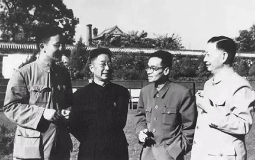 華羅庚（左一）、老舍（左二）、梁思成（右二）、梅蘭芳（右一）的合影