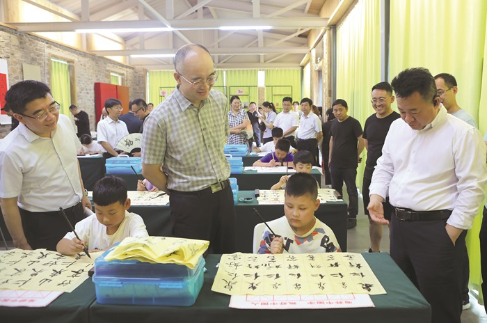 在山東舉辦的“做人民的學(xué)生——中國作協(xié)作家活動(dòng)周”期間，作家們?cè)跐?jì)寧考察調(diào)研公益書法課堂。