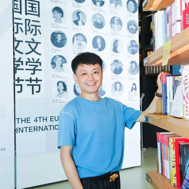 楊慶祥，1980 年生。詩(shī)人、批評(píng)家。博士，中國(guó)人民大學(xué)文學(xué)院副院長(zhǎng)、教授、博士生導(dǎo)師。主要作品有批評(píng)集《80 后，怎么辦？》《新時(shí)代文學(xué)寫(xiě)作景觀》，詩(shī)集《我選擇哭泣和愛(ài)你》《世界等于零》，隨筆集《一種模仿的精神生活》等。