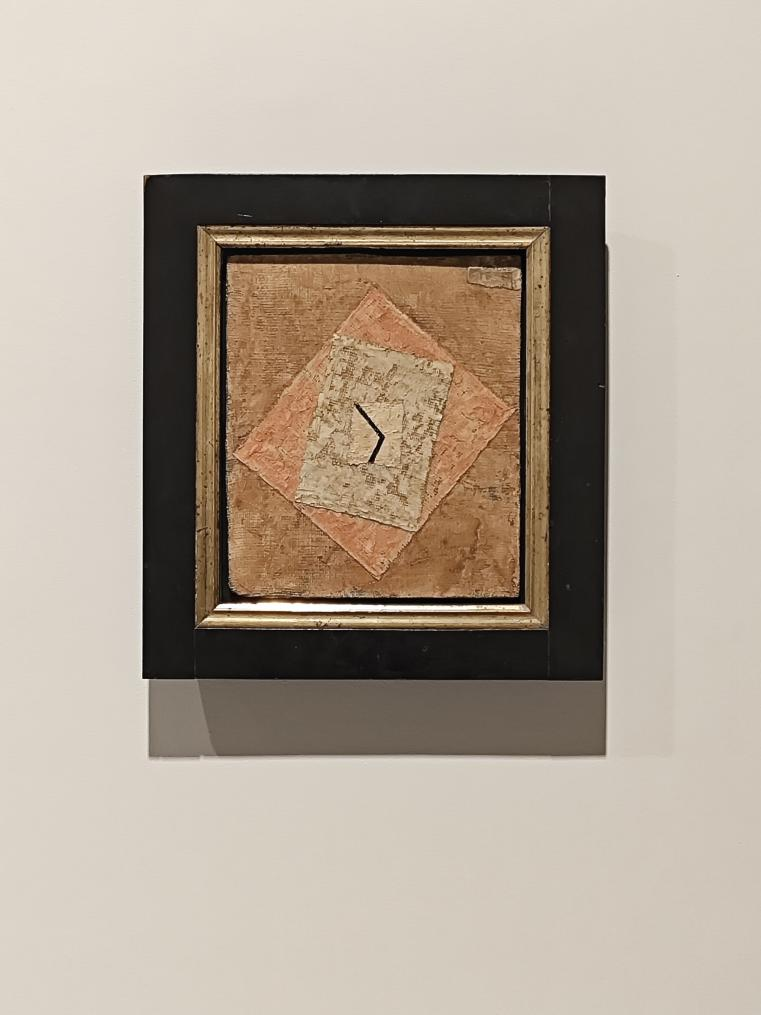 克利作品《時間》描繪了一只沒有標(biāo)識數(shù)字、表盤不翼而飛、只剩指針的鐘表。一長一短兩枚指針，孤零零地“懸浮”于三塊中心重合又交錯放置的方形紗布上。層疊的構(gòu)圖與材質(zhì)文物般陳舊的質(zhì)感令人不禁對“鐘表”是否早已失靈心生疑問。而指針指向的時間同樣令人生疑，它已“停在”某一刻，或?qū)⒉皇芸刂频刂赶蚝畏剑恳磺袘叶礇Q?！稌r間》當(dāng)然訴說著克利生活的動蕩和對未知的擔(dān)憂，但絕不僅僅止步于此，它試圖喚醒的是更為久遠(yuǎn)的歷史記憶，探討著存在與時間的本質(zhì)。