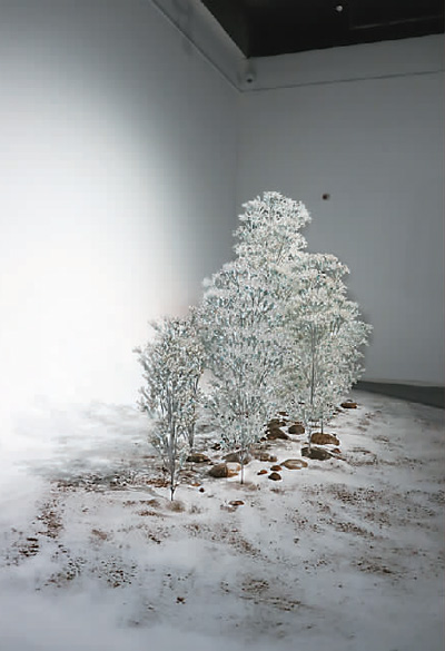 絲路瓷源（影像裝置：陶瓷、琉璃、不銹鋼、石、尾砂結(jié)合影像）  　　鄭冬梅