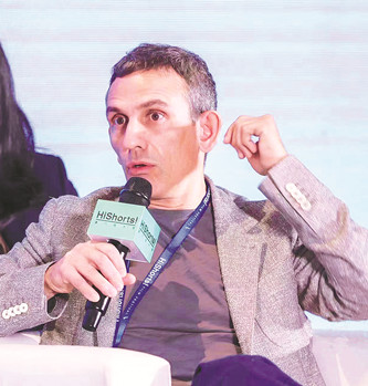 米開朗基羅·弗蘭馬汀諾（Michelangelo Frammartino），1968年出生于意大利倫巴第米蘭，意大利導演、編劇。1995年，執(zhí)導個人首部短片。2004年，執(zhí)導劇情電影《禮物》。2010年，執(zhí)導劇情電影《四次》，該片獲得第63屆戛納國際電影節(jié)導演雙周單元歐洲電影獎，他憑借該片提名第55屆意大利大衛(wèi)獎最佳導演。2013年，執(zhí)導劇情電影《樹》。2021年，執(zhí)導劇情電影《洞》，該片獲得第78屆威尼斯國際電影節(jié)評審團特別獎。2022年，擔任第12屆北京國際電影節(jié)“天壇獎”國際評委會的評委