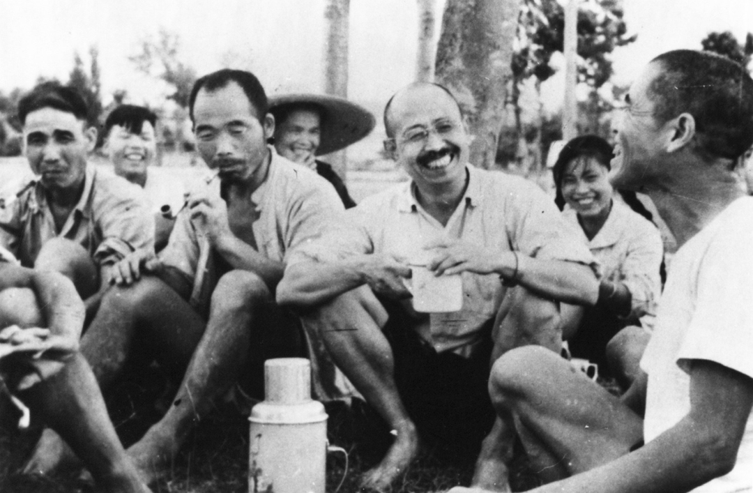 20世紀(jì)60年代柳青與鄉(xiāng)親們在一起（中國現(xiàn)代文學(xué)館收藏，中國現(xiàn)代文學(xué)館提供協(xié)助）