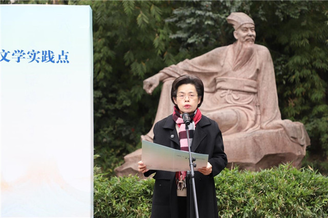 眉山市委常委、宣傳部部長何迎曉致辭