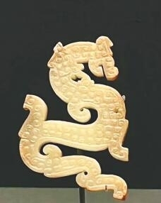 戰(zhàn)國龍形玉飾。 海南日報記者 王赫 攝