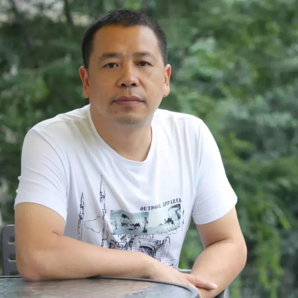 盧一萍  中國作家協(xié)會(huì)會(huì)員，曾任成都軍區(qū)文藝創(chuàng)作室副主任，2016年退役，現(xiàn)為成都文學(xué)院簽約作家。著有長篇小說《白山》《激情王國》《我的絕代佳人》，小說集《帕米爾情歌》《天堂灣》《父親的荒原》《名叫月光的駿馬》《大震》《無名之地》，長篇紀(jì)實(shí)文學(xué)《八千湘女上天山》《祭奠阿里》，隨筆集《世界屋脊之書》等作品三十余部。曾獲中宣部“五個(gè)一工程”獎(jiǎng)、解放軍文藝獎(jiǎng)、四川文學(xué)獎(jiǎng)、《上海文學(xué)》獎(jiǎng)等獎(jiǎng)項(xiàng)，入選收獲文學(xué)榜、芙蓉文學(xué)雙年榜。