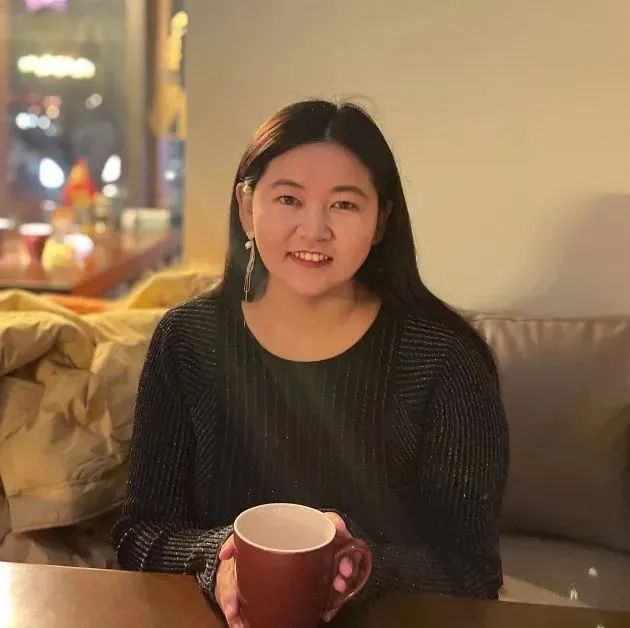 孔呂磊  孔呂磊，女，1993年生，陜西吳堡人。有散文、詩歌、評(píng)論等發(fā)表于《人民文學(xué)》《美文》《作家》《散文》《新文學(xué)評(píng)論》等刊物。從事文學(xué)編輯工作多年，責(zé)編圖書獲多種獎(jiǎng)項(xiàng)。現(xiàn)為《小說評(píng)論》編輯。