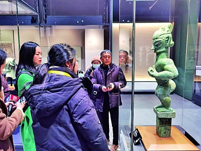 豎披發(fā)青銅人像引人矚目。本報記者 任鵬攝/光明圖片