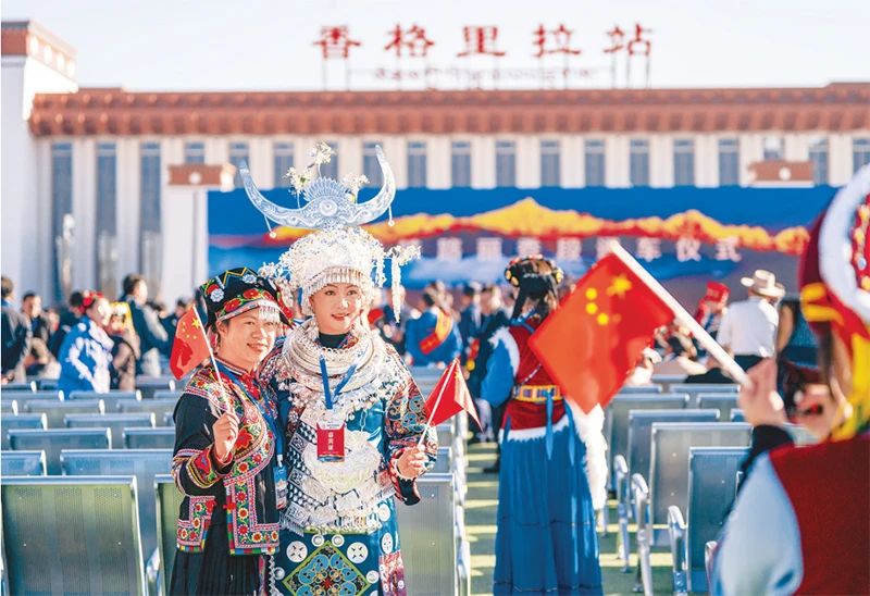 2023年11月26日，麗江至香格里拉鐵路開通運(yùn)營。麗香鐵路起自云南省麗江市玉龍納西族自治縣麗江站，接入云南省迪慶藏族自治州香格里拉市香格里拉站，穿越青藏高原橫斷山區(qū)腹地，途經(jīng)多個民族聚集地。圖為麗香鐵路開通當(dāng)日，參加通車儀式的少數(shù)民族代表拍照留念。 新華社記者 陳欣波/攝