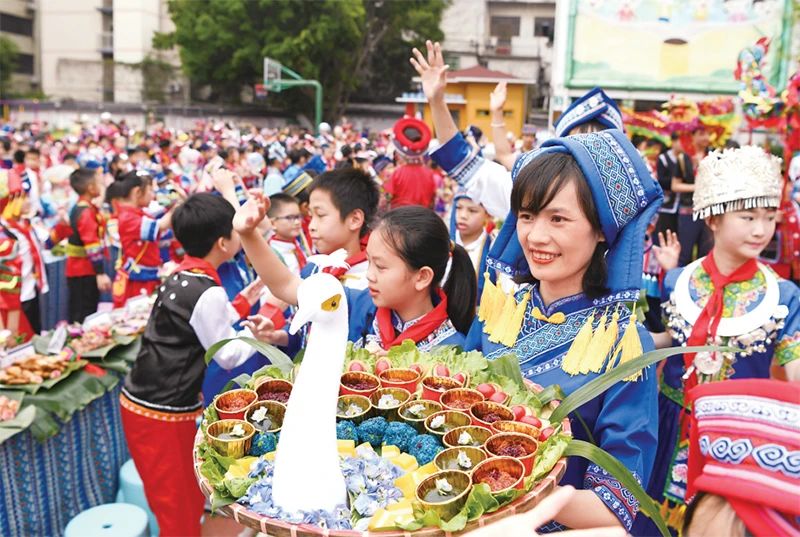 2023年4月20日，廣西南寧市逸夫小學(xué)舉行2023“壯族三月三”暨“鑄牢中華民族共同體意識”主題教育活動。色彩繽紛的民族服裝、民族風(fēng)情濃郁的歌舞表演、多種多樣的特色美食，讓校園處處洋溢著歡樂。 新華社記者 周華/攝