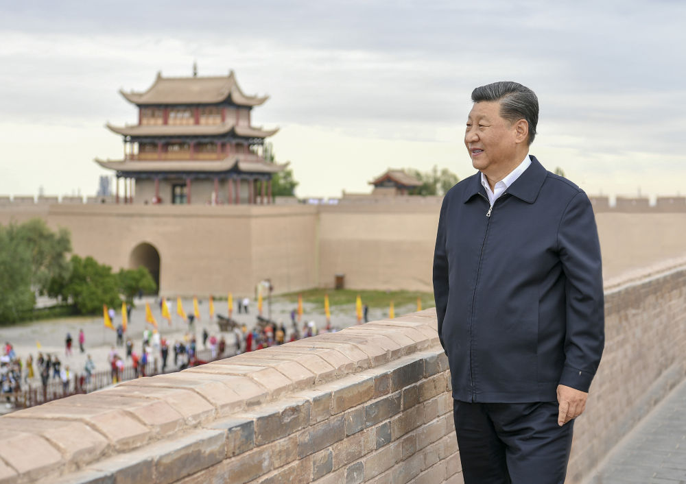 2019年8月20日上午，習近平來到嘉峪關關城，登上城樓察看關城整體面貌，聽取河西走廊長城、關隘歷史文化情況介紹。新華社記者 謝環(huán)馳 攝