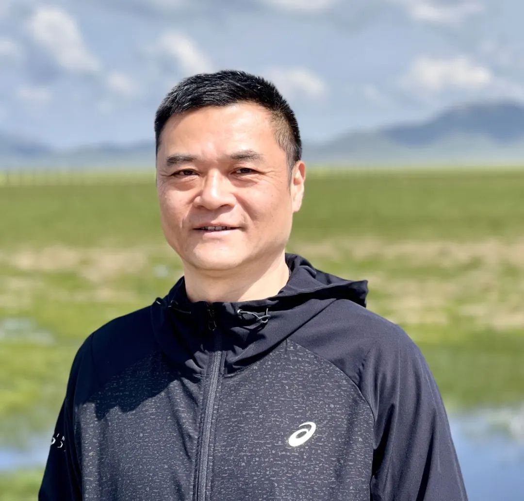 王嘯峰：一九六九年出生，蘇州人。在《人民文學(xué)》《收獲》《青年文學(xué)》《十月》《花城》《鐘山》等刊發(fā)表作品逾百萬字，被《小說選刊》《小說月報》等多家選刊轉(zhuǎn)載。出版散文集《蘇州煙雨》《吳門夢憶》，小說集《虎嗅》《通古斯記憶》《隱秘花園》《浮生流年》等。曾獲紫金山文學(xué)獎、《鐘山》文學(xué)獎、葉圣陶文學(xué)獎等獎項。