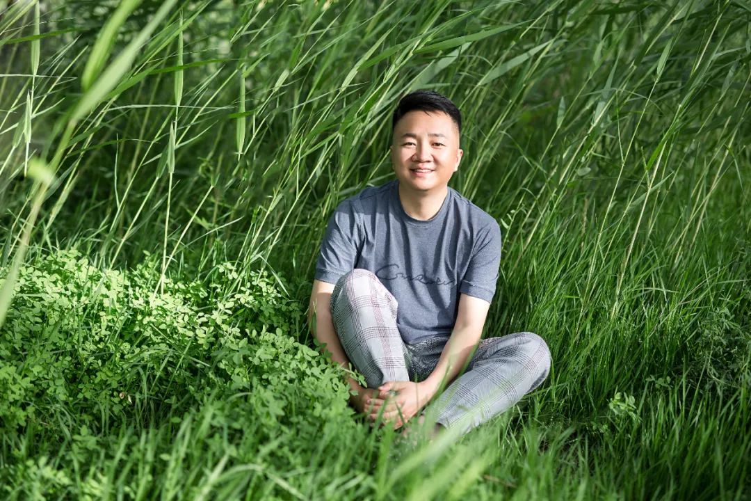 韓松落，著有《春山夜行》《我口袋里的星辰如沙礫》《竊美記》《為了報仇看電影》《我們的她們》等，出版音樂專輯《靠記憶過冬的鳥》。曾擔任華語電影傳媒大獎、平遙國際電影展、迷影精神賞等多項電影獎評委。曾獲第二屆“短篇小說雙年獎”首獎、刀鋒圖書獎等獎項。