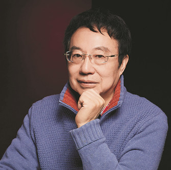 丁帆，南京大學(xué)文學(xué)院教授。曾任國(guó)務(wù)院學(xué)位委員會(huì)中文學(xué)科組第四、第五屆學(xué)科評(píng)議組成員，中國(guó)社會(huì)科學(xué)中文學(xué)科評(píng)審委員。有論著二十余部，另著有散文隨筆集十余部