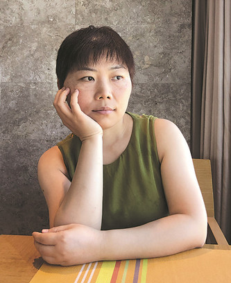 胡泊，傳播學(xué)學(xué)士，比較文學(xué)與世界文學(xué)碩士，資深圖書編輯。另有小說集與翻譯作品出版