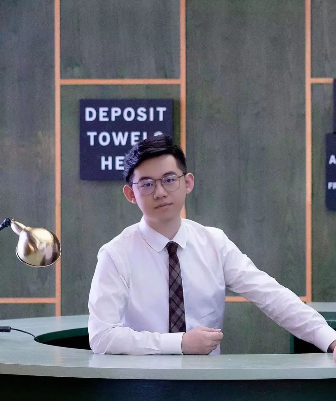 殺蟲隊隊員，1991年生，山東青島人。番茄小說金番作家，擅長懸疑幻想類題材，設定新穎，多重反轉(zhuǎn)，筆下人物鮮活立體。代表作《傳說管理局》《十日終焉》等?！妒战K焉》居番茄懸疑榜TOP1，上架1年累計千萬讀者閱讀，超21萬讀者打出9.8的評分，追更人數(shù)300萬+，長期蟬聯(lián)番茄總閱讀榜TOP1，其網(wǎng)絡影響力已成“破圈”作品，已改編廣播劇，出版實體書，售出動漫、影視版權(quán)。