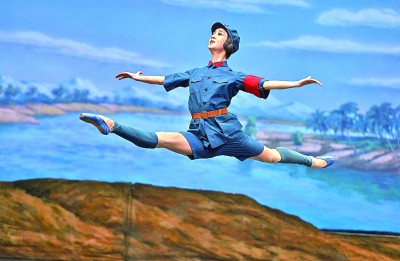 3月2日，演員在表演芭蕾舞劇《紅色娘子軍》。新華社記者 郭程攝