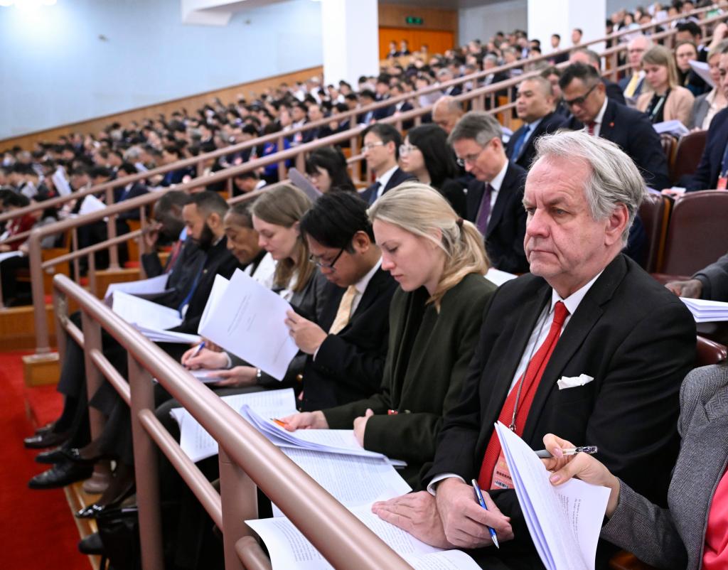 3月5日，第十四屆全國人民代表大會第二次會議在北京人民大會堂開幕。這是外國駐華使節(jié)旁聽大會。新華社記者 申宏 攝