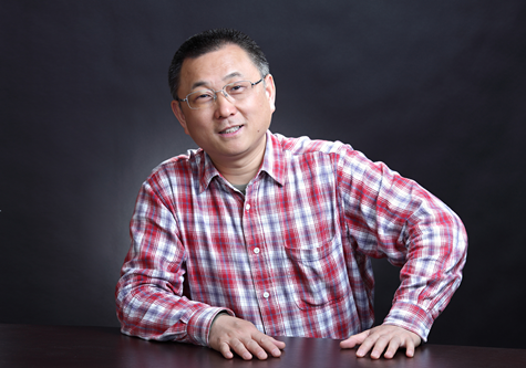 劉醒龍，生于古城黃州，現(xiàn)任中國作家協(xié)會小說委員會副主任、湖北省文學(xué)藝術(shù)界聯(lián)合會名譽主席。作品獲茅盾文學(xué)獎、魯迅文學(xué)獎、老舍散文獎、豐子愷散文獎，由其作品改編的電影獲中國電影金雞獎、大眾電影百花獎和中國電影華表獎等。主要作品有中篇小說《鳳凰琴》《分享艱難》《挑擔(dān)茶葉上北京》、長篇小說《圣天門口》《天行者》《蟠虺》、長篇散文《一滴水有多深》等。多部作品被譯成英語、法語、韓語、日語、越南語、印地語、阿拉伯語、波蘭語等語種出版。