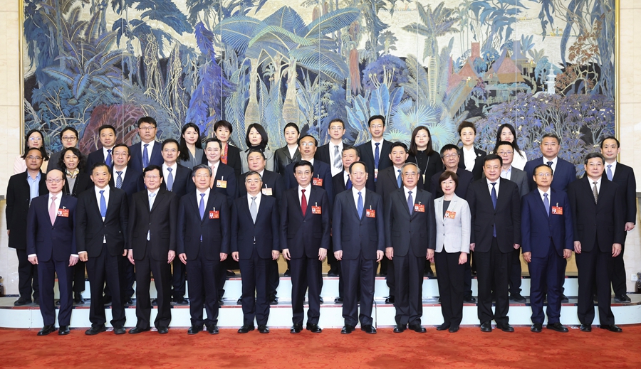 3月10日上午，中共中央政治局常委、全國政協(xié)主席王滬寧在北京人民大會堂看望參加全國政協(xié)十四屆二次會議宣傳報道的新聞工作者代表，代表全國政協(xié)向大家表示誠摯慰問和衷心感謝。新華社記者 黃敬文 攝