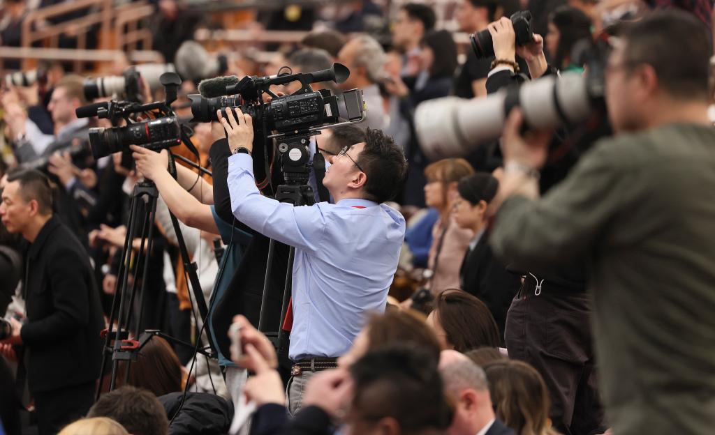 3月11日，第十四屆全國人民代表大會第二次會議在北京人民大會堂舉行閉幕會。這是記者在閉幕會上采訪。新華社記者 劉續(xù) 攝