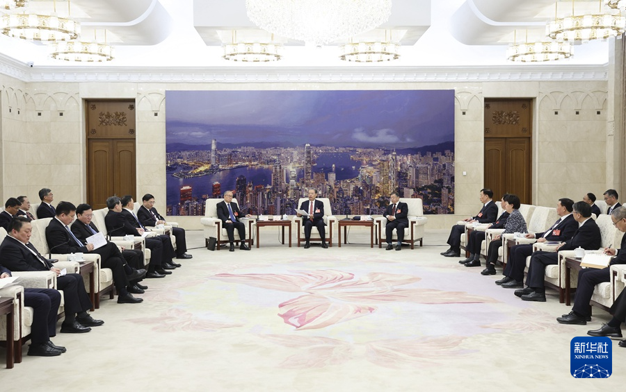 3月11日下午，中共中央政治局常委、全國(guó)人大常委會(huì)委員長(zhǎng)趙樂(lè)際在北京人民大會(huì)堂看望參加十四屆全國(guó)人大二次會(huì)議新聞報(bào)道的中央主要新聞單位負(fù)責(zé)同志和新聞工作者，代表大會(huì)主席團(tuán)和全國(guó)人大常委會(huì)，向參加大會(huì)新聞報(bào)道的全體新聞工作者表示問(wèn)候和感謝。新華社記者 姚大偉 攝