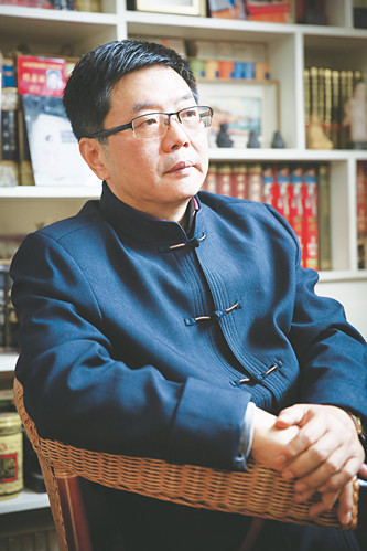 方遠，資深報人，中國作家協(xié)會會員。山東省作家協(xié)會小說創(chuàng)作委員會委員。濟南市首批簽約作家，濟南日報報業(yè)集團舜網(wǎng)文學顧問，山東省散文學會特聘專家。著有長篇小說《大河入海流》《大船隊》《墜落的天使》等五部，小說集《尋找情人》，中篇小說《神龜出沒》《門縫兒里的愛情》等二十余部，多篇作品被報刊轉(zhuǎn)載、連載，收入各種選本及年選。長篇小說《河與海》《大船隊》先后入選中國作協(xié)重點作品扶持項目和定點深入生活項目，長篇報告文學《光明路上追夢人》入選山東省作協(xié)重點扶持作品。曾獲第一屆、第四屆山東省泰山文藝獎，泉城文藝獎、梁斌小說獎、山東省對外傳播獎、濟南文學獎及濟南市第六、九、十一屆文藝精品工程獎等。