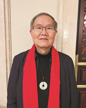 劉慶邦，中國煤礦作協(xié)主席。著有長篇小說《斷層》《遠方詩意》《紅煤》《遍地月光》《黑白男女》《女工繪》等12部，中短篇小說集、散文集《走窯漢》《梅妞放羊》《遍地白花》《響器》《黃花繡》等70余部?！秳c邦短篇小說編年》十二卷。曾獲魯迅文學(xué)獎等各類獎項，作品被譯成多種文字出版