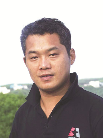 李云雷，《小說選刊》副主編，中國現(xiàn)代文學(xué)館特邀研究員，中國文藝評論家協(xié)會青年委員會委員。著有評論集《重申新文學(xué)的理想》《新時代文學(xué)與中國故事》等，小說集《再見，牛魔王》《沉默的人》等。曾獲馮牧文學(xué)獎、茅盾文學(xué)新人獎等多個獎項