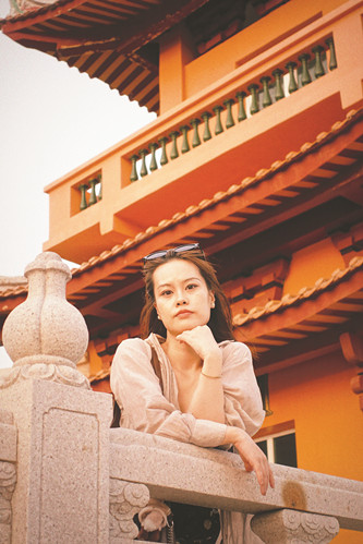 葉昕昀，北京師范大學(xué)文學(xué)創(chuàng)作方向博士在讀。2023年出版首部小說集《最小的?！?。短篇小說《孔雀》獲2021年收獲文學(xué)榜短篇小說榜第四名。2023年獲武漢文學(xué)季“年度青年作家”