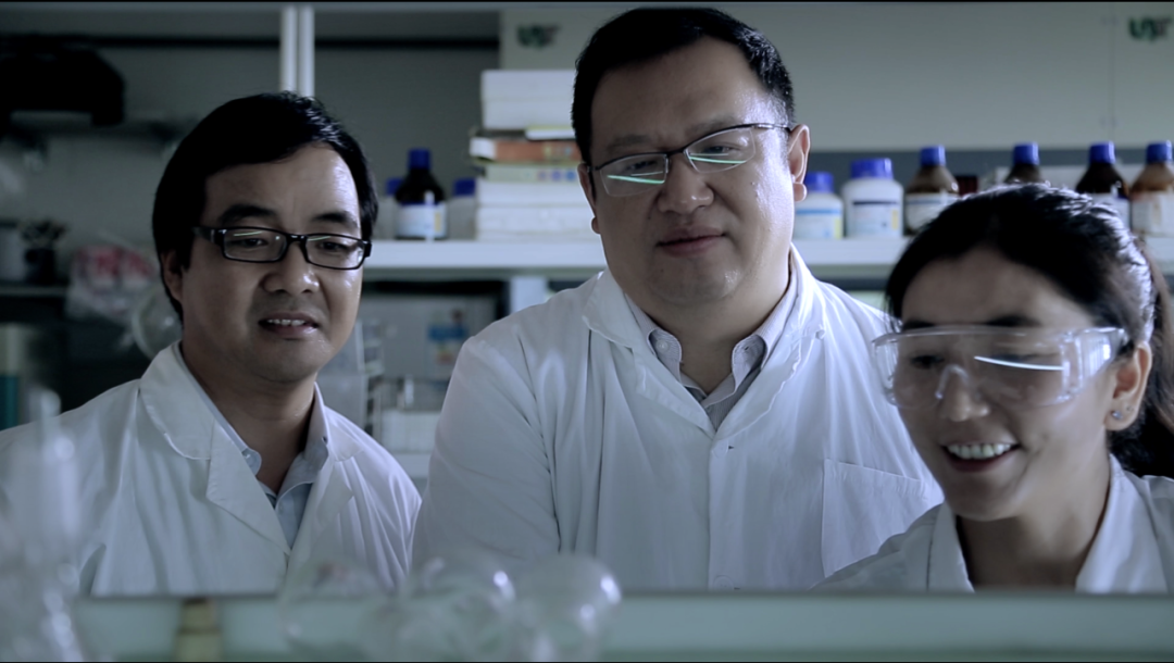 鐘揚(yáng)（中間）和學(xué)生在實(shí)驗(yàn)室