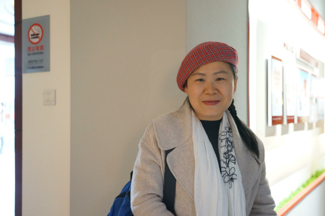 作者簡(jiǎn)介：  郭海燕，生于湖北浠水縣。國(guó)家二級(jí)作家，中國(guó)作協(xié)會(huì)員，湖北省作協(xié)全委會(huì)委員，武漢作協(xié)簽約作家。曾獲評(píng)2020年度武漢文藝“突出人才”稱號(hào)；入選湖北省文聯(lián)中青年優(yōu)秀文藝人才庫(kù)、省宣傳文化人才培養(yǎng)工程“七個(gè)一百”項(xiàng)目（文學(xué)類）。小說(shuō)先后榮獲湖北省第九屆“屈原文藝獎(jiǎng)”優(yōu)秀作品獎(jiǎng)，湖北省第五屆、六屆楚天文藝獎(jiǎng)文學(xué)一等獎(jiǎng)等。出版小說(shuō)集《理想國(guó)》《單雙》《掌心里的風(fēng)》，紀(jì)實(shí)作品集《此情可待——我的非虛構(gòu)現(xiàn)場(chǎng)》。發(fā)表長(zhǎng)篇非虛構(gòu)《粹紅——陳毅粟裕鐵血詩(shī)情錄》（第一部）?，F(xiàn)供職《芳草》雜志社。