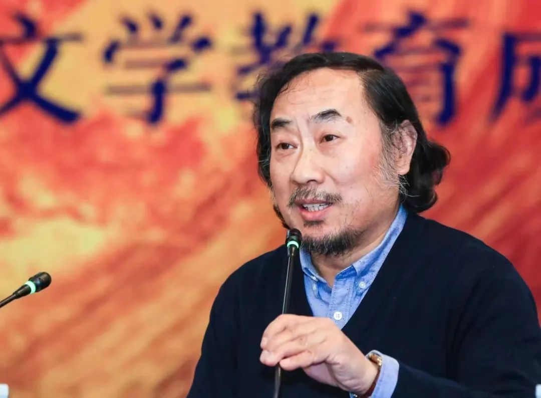 1963年出生，北京師范大學教授、博士生導師、北京師范大學國際寫作中心執(zhí)行主任，兼任中國當代文學研究會會長、中國作協(xié)詩歌委員會副主任。長期從事中國當代文學研究與批評。著有《中國當代先鋒文學思潮論》等著作近二十部。