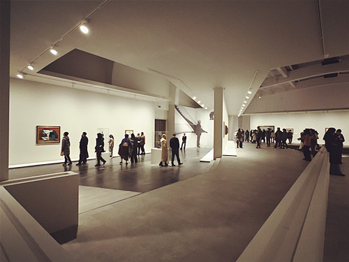 展覽現(xiàn)場。人們饒有興致地駐足觀看