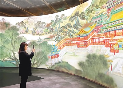 　“圓明園——清代皇家園居文化”特展以多媒體技術重現(xiàn)圓明園昔日風光。圖為觀展市民拍照留念。 　　本報記者 陳 然攝
