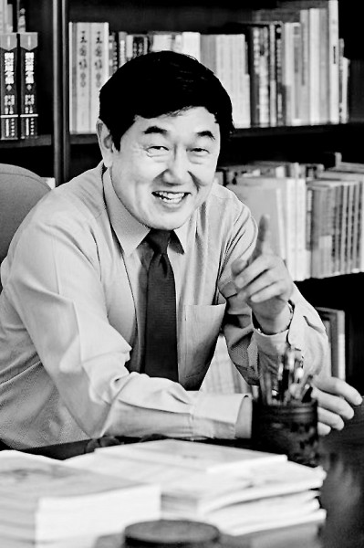 陳洪 南開大學(xué)講席教授，國家級教學(xué)名師，南開大學(xué)原常務(wù)副校長；任《文學(xué)遺產(chǎn)》《天津社會科學(xué)》等學(xué)術(shù)期刊編委，《文學(xué)與文化》主編，曾獲國家級教學(xué)成果一等獎；研究領(lǐng)域涉及中華傳統(tǒng)文化、中國古典文學(xué)、中國文學(xué)批評史、中國古代小說理論、明清小說、文學(xué)與宗教等諸多方面，著有《結(jié)緣：文學(xué)與宗教》《中國小說理論史》《金圣嘆傳》《六大名著導(dǎo)讀》《漫說水滸》等。