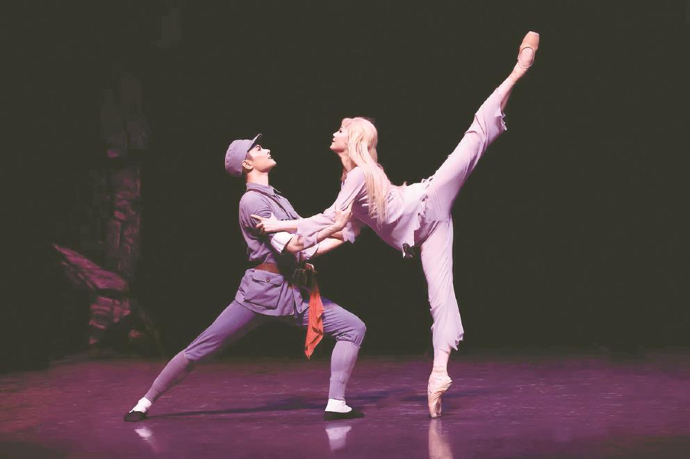 芭蕾舞劇《白毛女》劇照。 （上芭供圖）