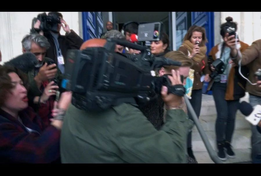 庭審結(jié)束，走出法院的Sandra被采訪人群的攝像機(jī)遮擋