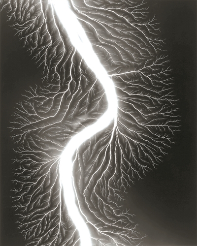 杉本博司，《放電場225》，2009，明膠銀鹽相紙，149.2×119.4cm。公式Hiroshi Sugimoto，圖片由藝術(shù)家提供