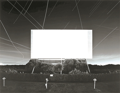 杉本博司，《尤寧城汽車影院，尤寧城》，1993，明膠銀鹽相紙，119.4×149.2cm。公式Hiroshi Sugimoto，圖片由藝術(shù)家提供
