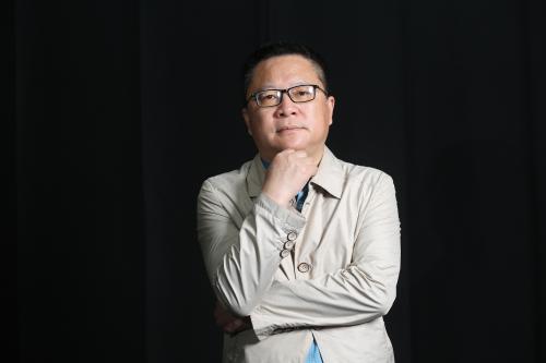 李少君，《詩(shī)刊》社主編，一級(jí)作家。主要著作有《自然集》《草根集》《海天集》《應(yīng)該對(duì)春天有所表示》等，被譽(yù)為“自然詩(shī)人”。