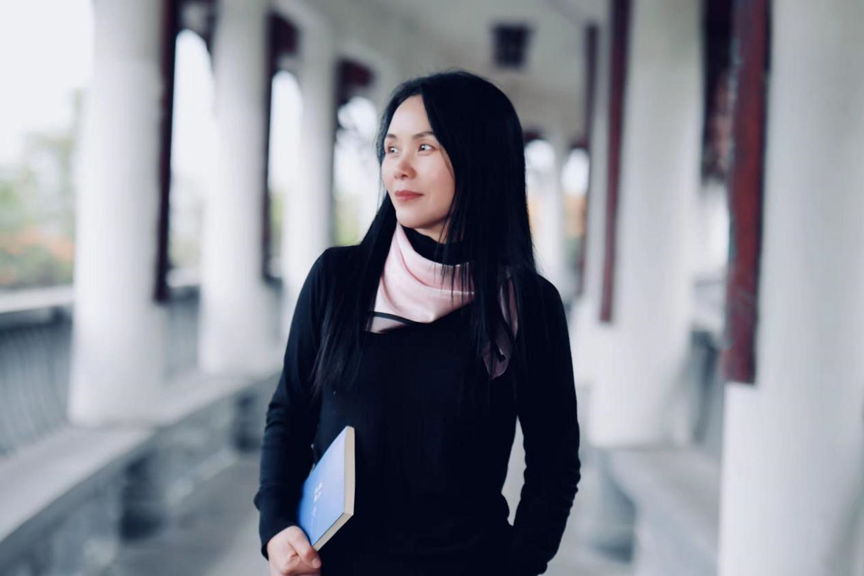 藍(lán)紫，湖南邵陽(yáng)人，曾居廣東東莞，現(xiàn)居四川達(dá)州，任職于達(dá)州市文學(xué)藝術(shù)院。主要作品有詩(shī)集《別處》《低入塵?！罚?shī)論集《絕壁上的攀援》《疼痛詩(shī)學(xué)》等。